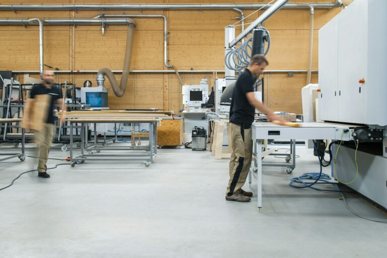 Professionnels dans un atelier bois, illustration de l’industrie du bois