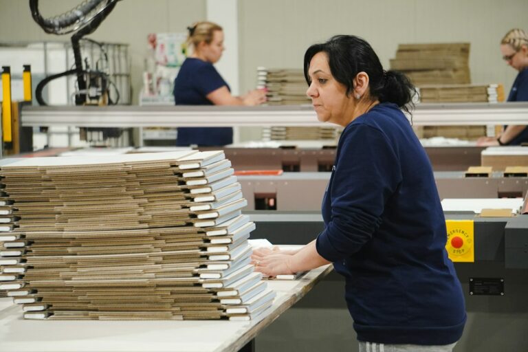 Photo d’atelier avec cartons en production, illustration du secteur emballage et cartonnage