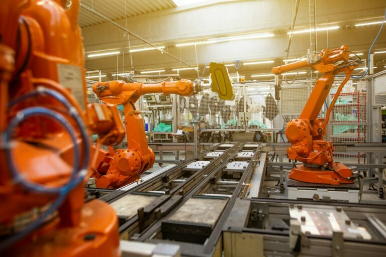 Robot de production industrielle en usine, image d’illustration